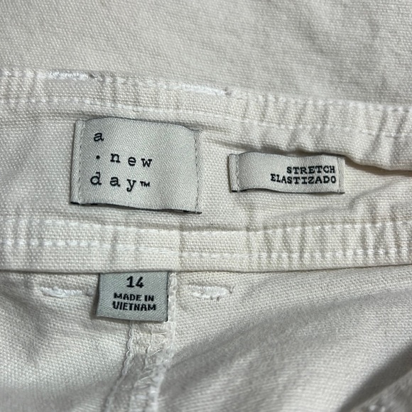 A NEW DAY TWO SHORTS WHITE AND BEIGE SIZE14 - Picture 5 of 7